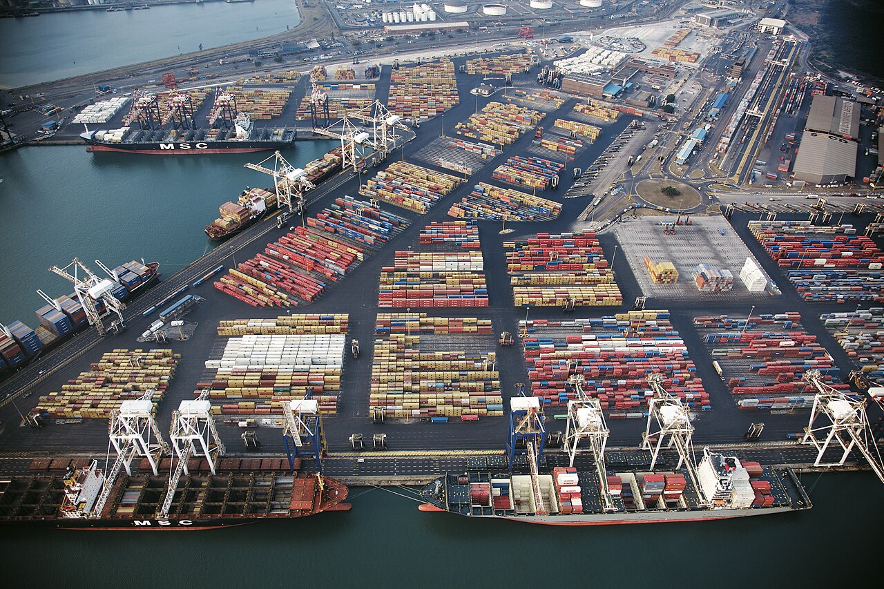 Terminal portuário com contentores e navios de carga